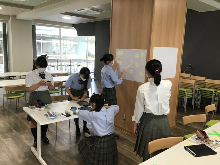 横浜創英高校の現代社会の授業では、生徒がグループごとに知を共有する