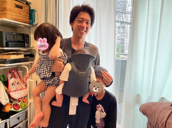 3人の子どもたちに囲まれる立本アナ
