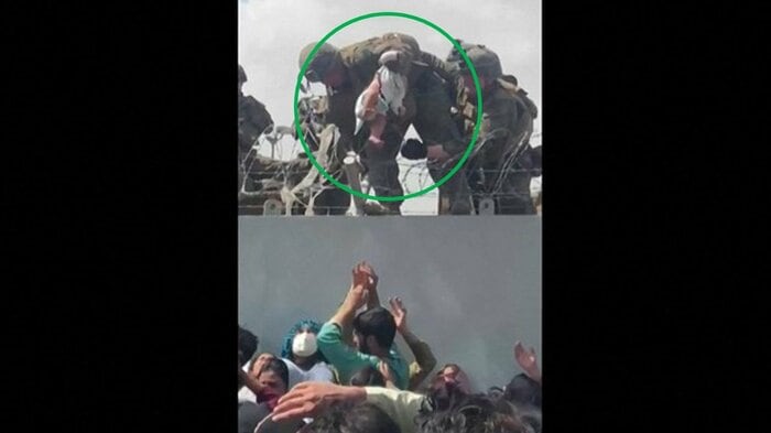 両親は壁の内側にいる西側諸国兵士に幼い我が子を託すその後、医療ケアを受け家族の元に戻ったという(2021年8月19日 カブール国際空港)