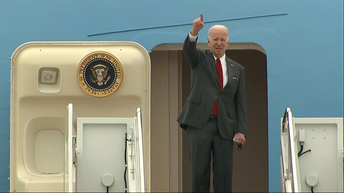 エアフォースワンに乗り込むバイデン大統領(5月2日)