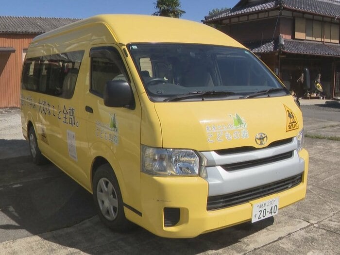 女の子が置き去りになった通園バス