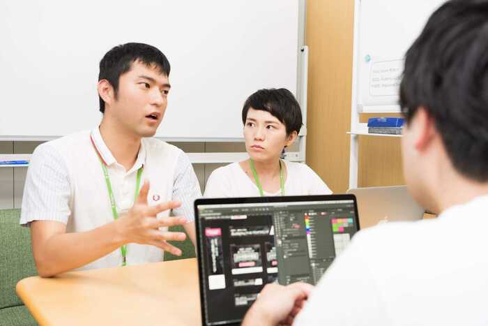 アイデミー石川聡彦社長(左)