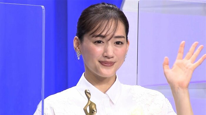 綾瀬はるかさん トロフィーを手に笑顔