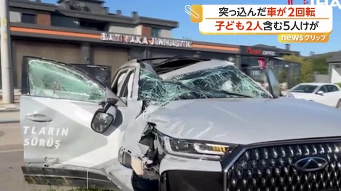 車体がゆがみ、フロントガラスが割れた車（IHA）