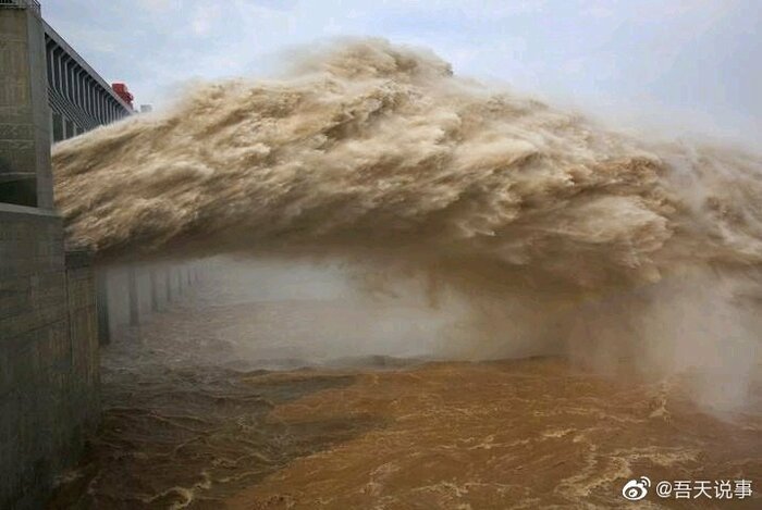 三峡ダムが新たに大量の水を排出すれば下流の被災地に新たな危機も(ウェイボより)