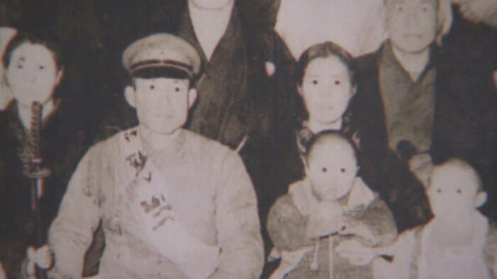 出征する父親と母親に抱かれた幼い高橋春男さん