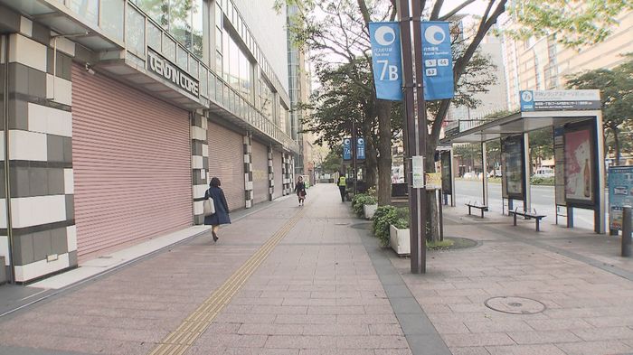 「緊急事態宣言」直後の福岡 街は閑散 商業施設の休業相次ぐ… 営業継続のゴルフ練習場も