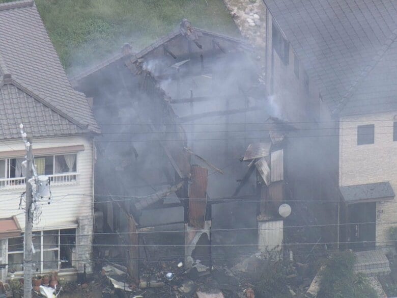 一時連絡取れなかった住人は無事…愛知県碧南市で住宅が全焼 現場を通った80代男性が消火用ホースで転倒し搬送｜FNNプライムオンライン