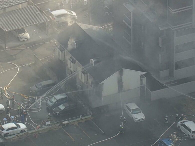 意識の有無など容体は不明…木造2階建てアパートで火事 1階部分の火元の部屋にいた住人1人を救急搬送｜FNNプライムオンライン