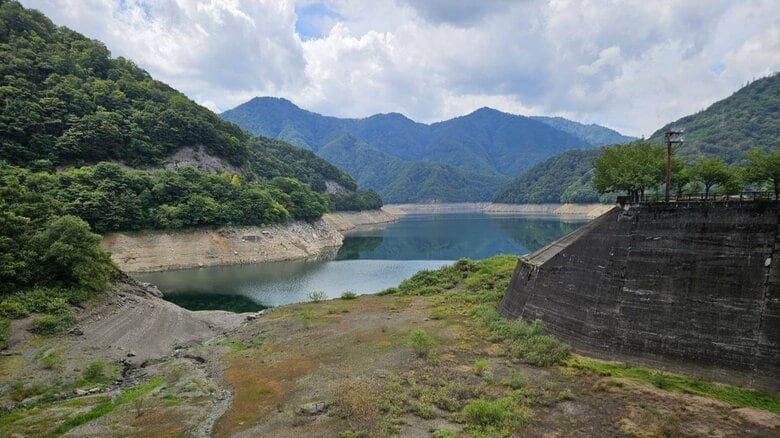 水位低下した九頭竜湖から一部白骨化した遺体　和歌山ナンバーの軽自動車の中から見つかる　警察が転落事故とみて捜査｜FNNプライムオンライン