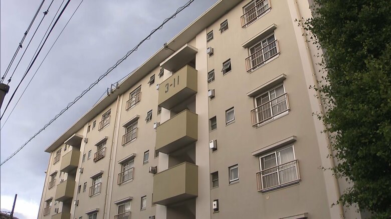 「父親が室内で倒れている」埼玉・三郷市の団地で74歳死亡　顔から出血も　事件と事故の両面で捜査｜FNNプライムオンライン
