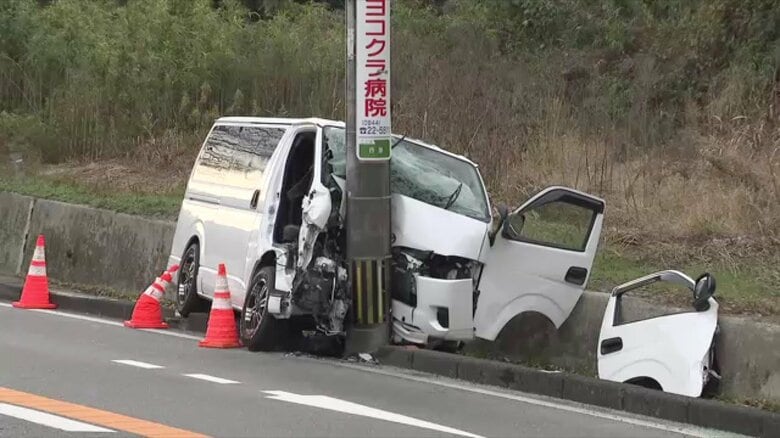 「車が電柱に衝突している」　ワゴン車の前方が大破　運転していた20代男性ら2人ケガで搬送　福岡・大牟田市｜FNNプライムオンライン