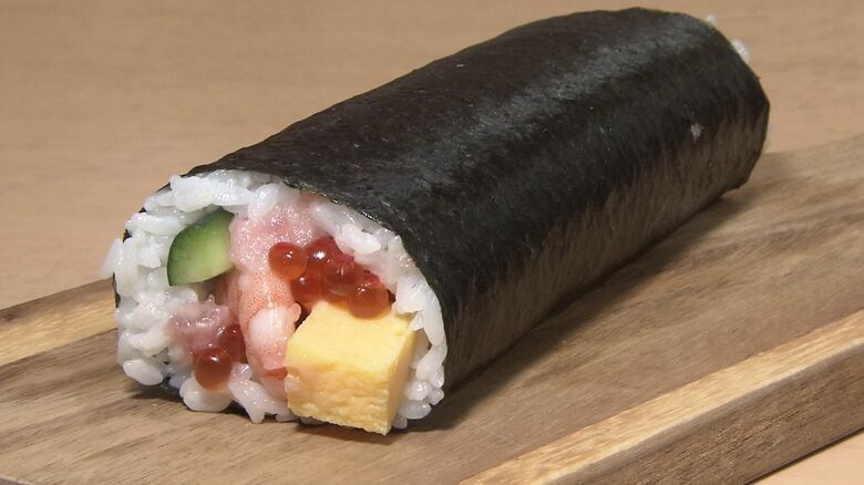 節分の縁起物「恵方巻」勢ぞろい 北海道産イクラにエビ12匹 切り身とネギトロのマグロづくし 豪快なズワイガニの脚7本使用 変わり種ローストビーフも…市場規模は年々拡大 売上高300億円以上｜FNNプライムオンライン