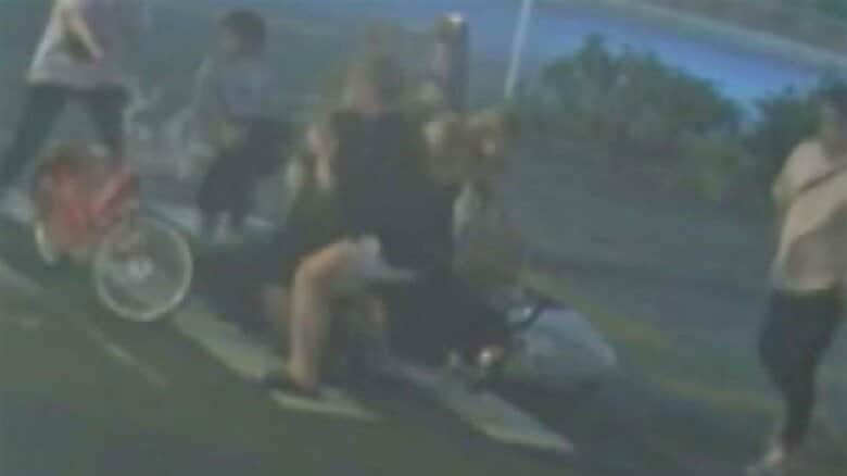 防犯カメラが“瞬間”捉える…バイクのひったくり犯をジムトレーナーが取り押さえる「一か八か飛び乗った」｜FNNプライムオンライン