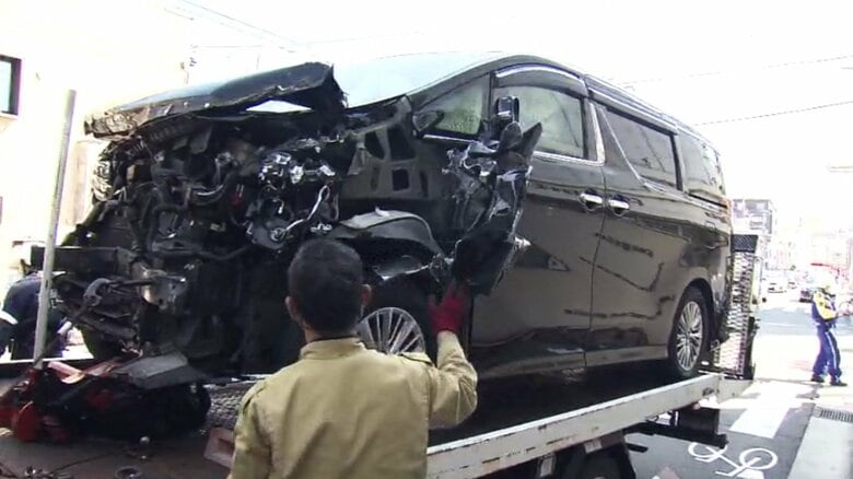 「歩行者の女の子がもがいてた」乗用車衝突のはずみでタクシーが歩道乗り上げ通行人に衝突　男女2人けが｜FNNプライムオンライン