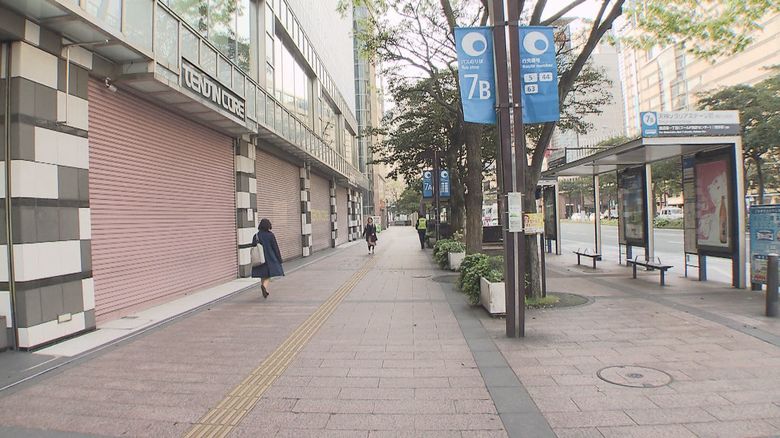 「緊急事態宣言」直後の福岡 街は閑散 商業施設の休業相次ぐ… 営業継続のゴルフ練習場も