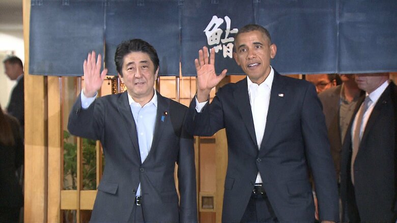 非公式夕食会を終え、銀座すきやばし次郎を後にするオバマ氏と安倍氏（2014年4月）