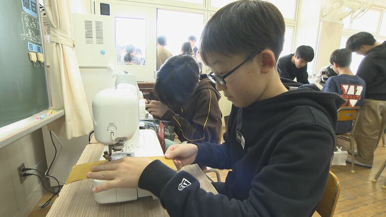 慣れないミシンに悪戦苦闘