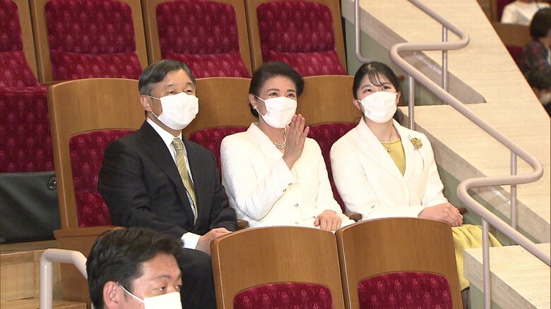 陛下のネクタイと愛子さまのワンピースはマスタード色で、色味をそろえた装い