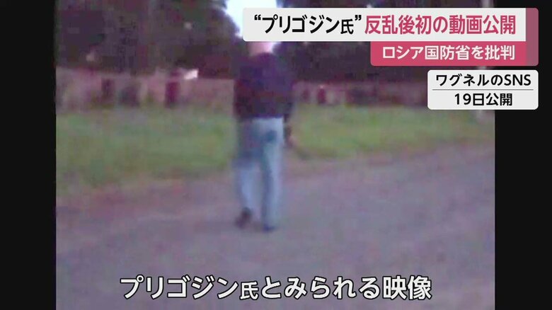 たくさんの兵士が並ぶ前を歩く、プリゴジン氏とされる人物