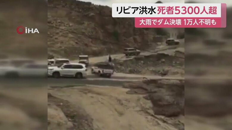 川の濁流が橋の上にも乗り上げ、慌てて反対方向を向いて逃げようとする車