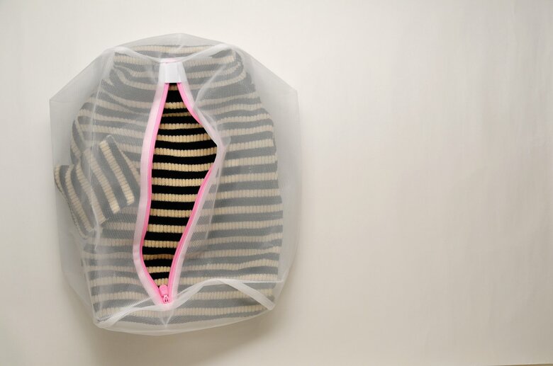 洗濯機で洗うならネットに入れよう（画像はイメージ）