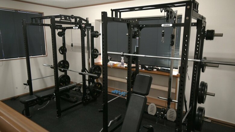 ジムには高品質のトレーニング器具が並ぶ