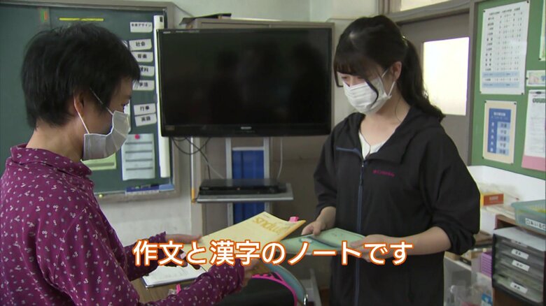 宿題を先生に提出