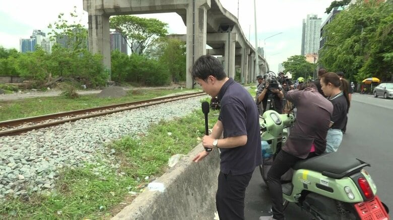 線路と道路を隔てるコンクリート塀　高さは記者の膝上ほどだった