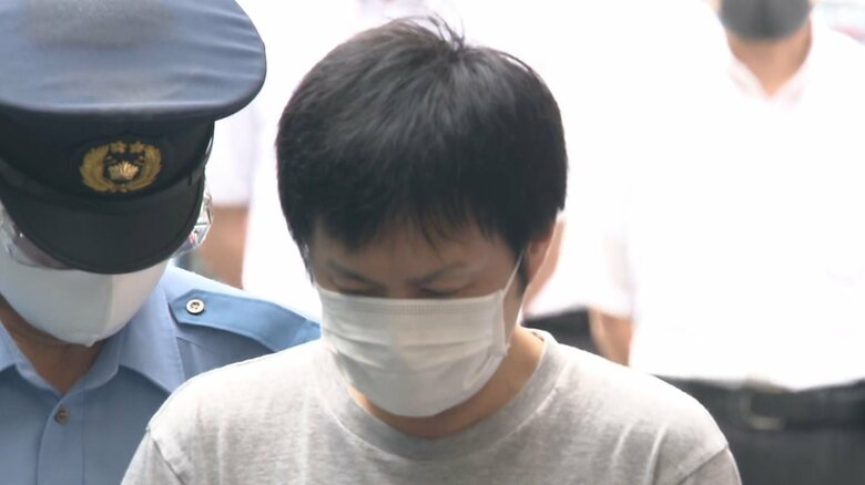 容疑者は、終始、うつむきながら、警察車両に乗せられた