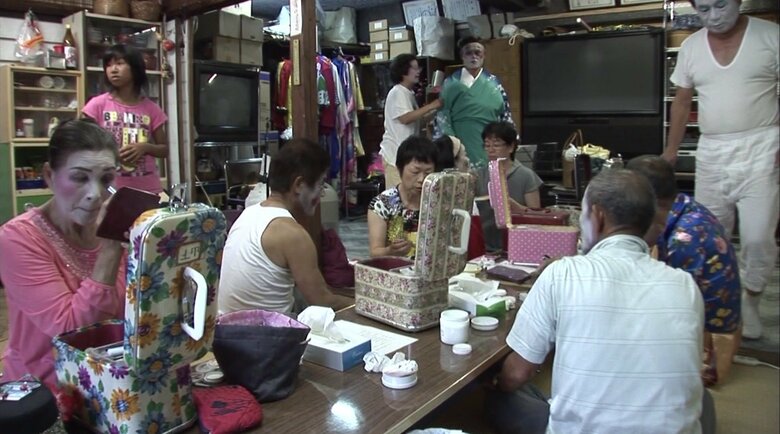 ちんどんメイクをするメンバー