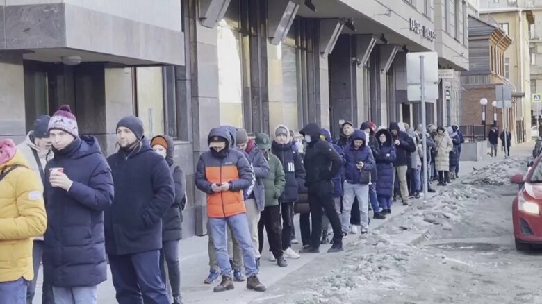 ATMに長蛇の列（ロシア・サンクトペテルブルク 2月27日）