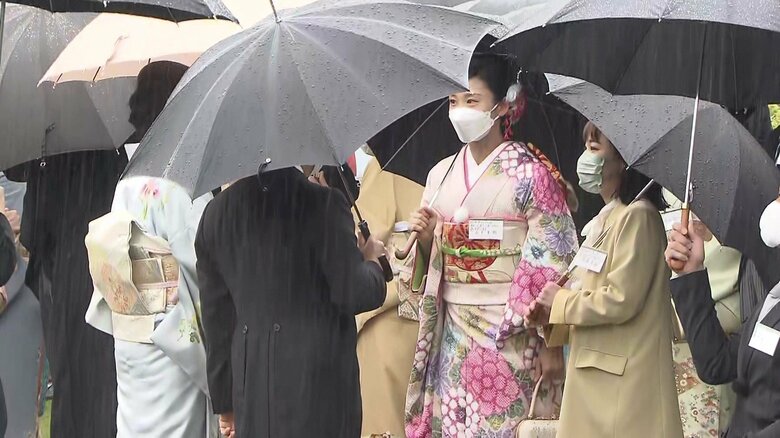 髙木美帆選手と伊藤美誠選手と話される両陛下