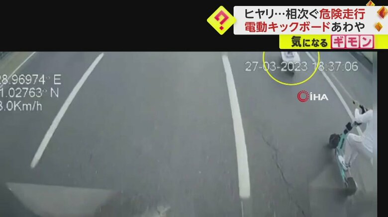 前を走行している少年も座り乗りをしている