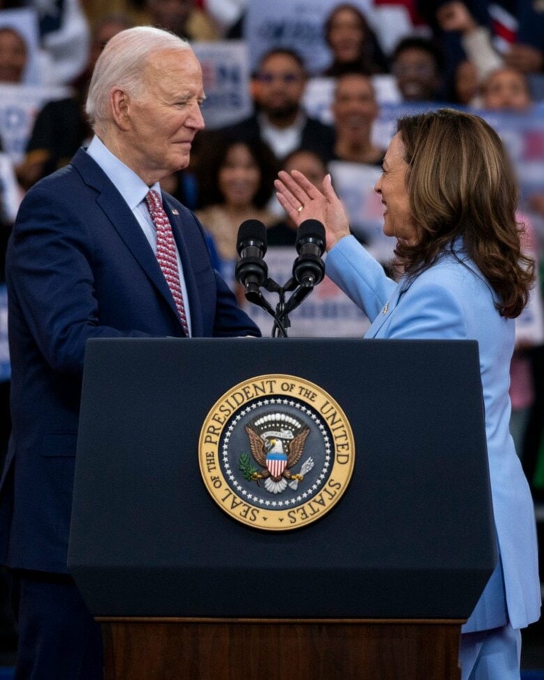 女性初の大統領を目指すハリス氏