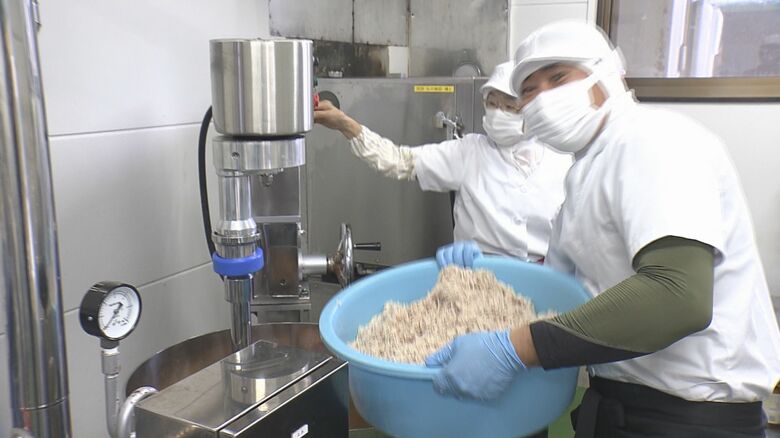 商品開発に取り組む小谷さん