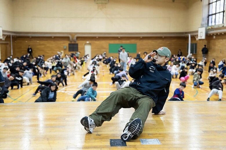 国の小学校を周りワークショップを開催　(@bboyshigekix)