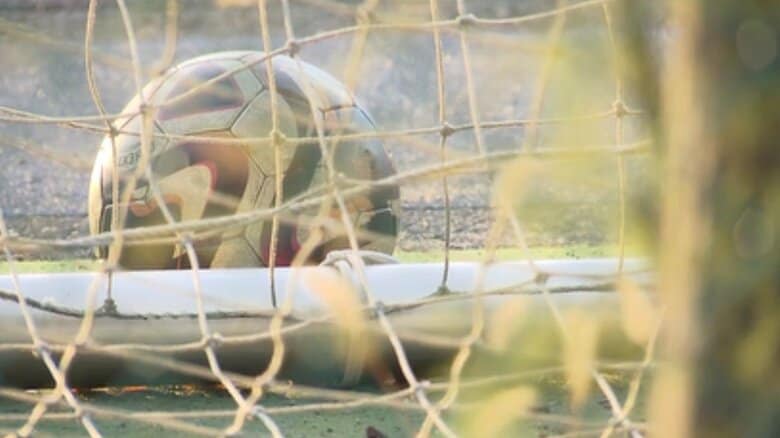 サッカー部内では、遅刻やノルマ未達などの場合に、厳しいペナルティがあったとされている。