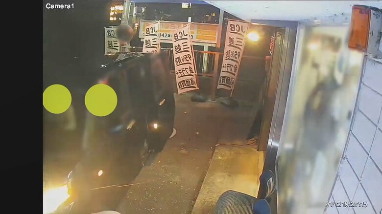 リサイクルショップの前に車が到着（12日 千葉・大網白里市）