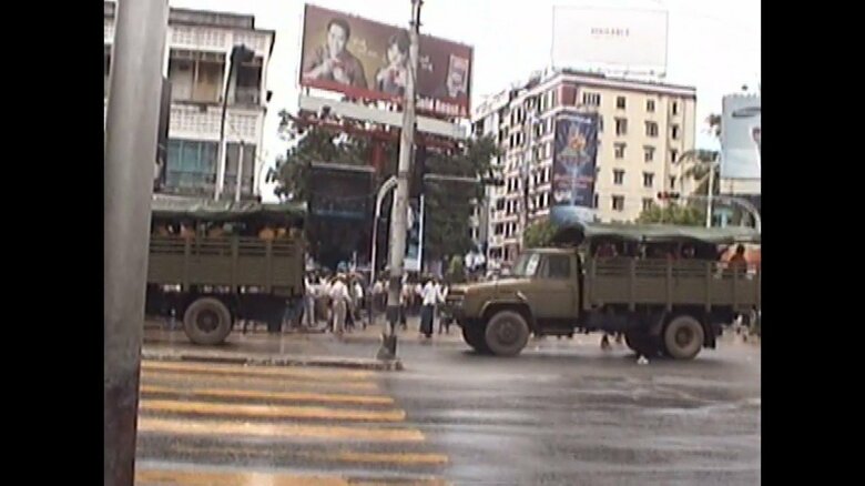 続々と到着する治安部隊のトラック