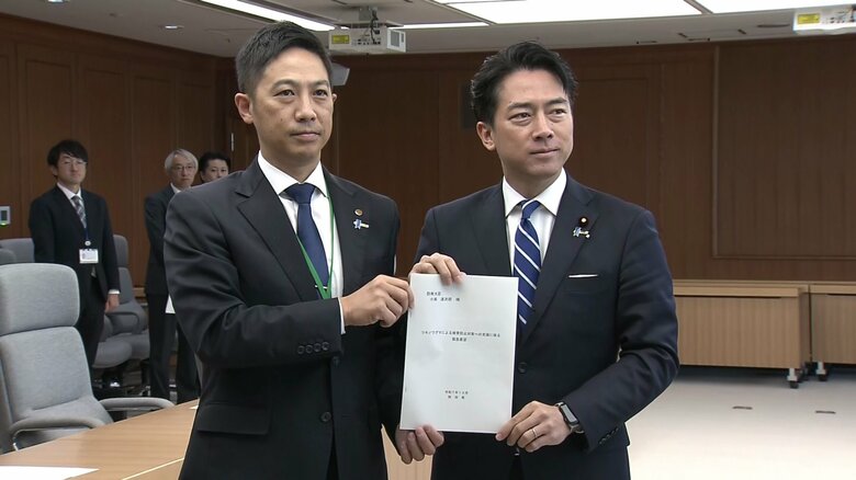 防衛省を訪れ小泉防衛相に自衛隊派遣を要望する秋田県の鈴木健太知事（左）