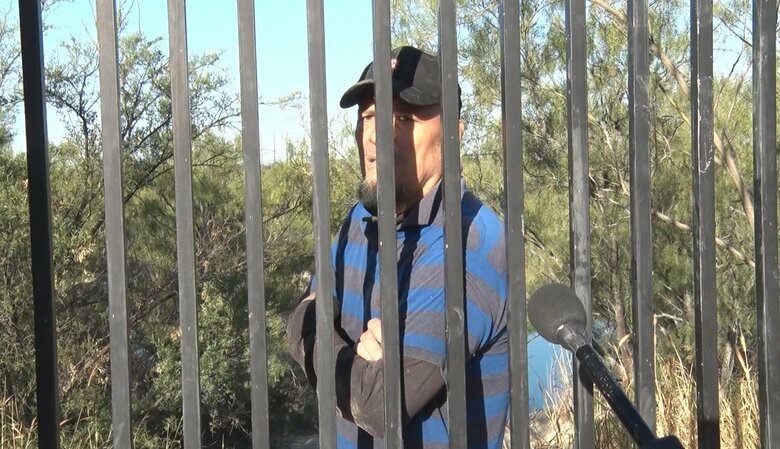 壁を超えられない男性はアメリカ国内にいる家族に会いたがっていた