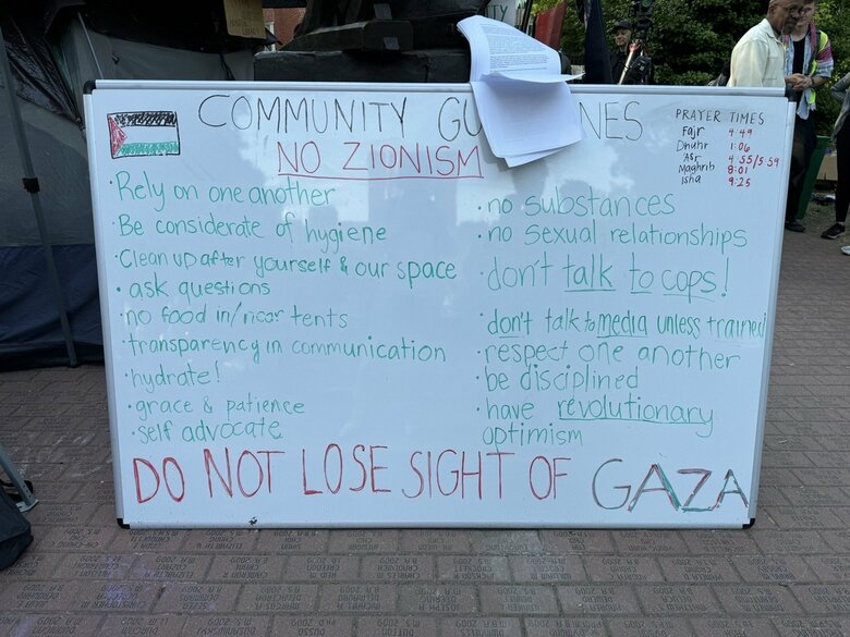 現場のボードには「警察と話すな」などと書かれていた