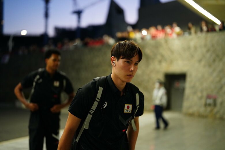 会場入りする 髙橋藍