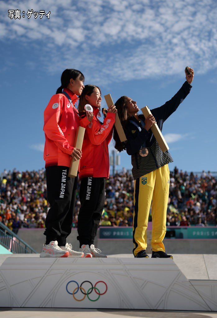 スケートボード 女子ストリート　赤間凛音選手（銀メダリスト・左端）と吉沢恋選手（金メダリスト・中央）