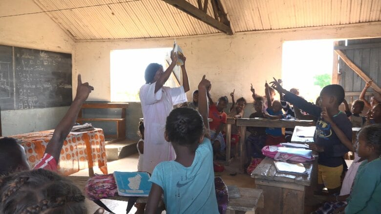 授業をするクララさん