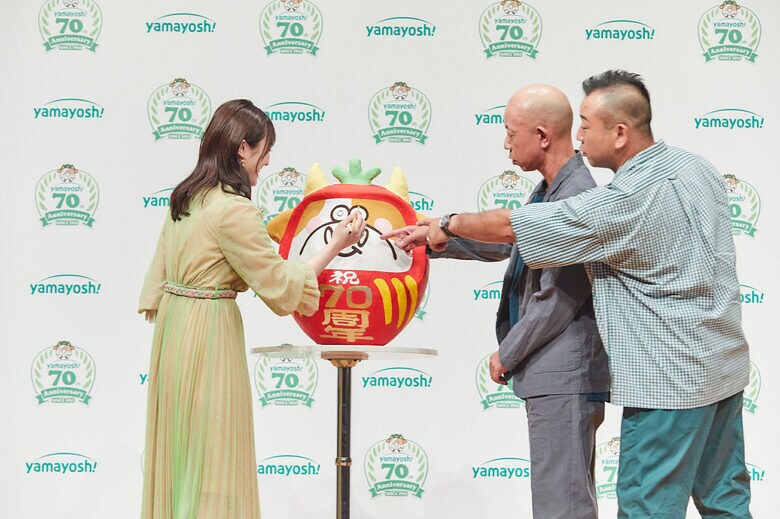 だるまの目入れ　山芳製菓 70周年記念発表会