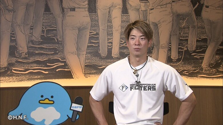 サキドリくんの取材を受ける松本剛選手（3月27日＠エスコンフィールド北海道）