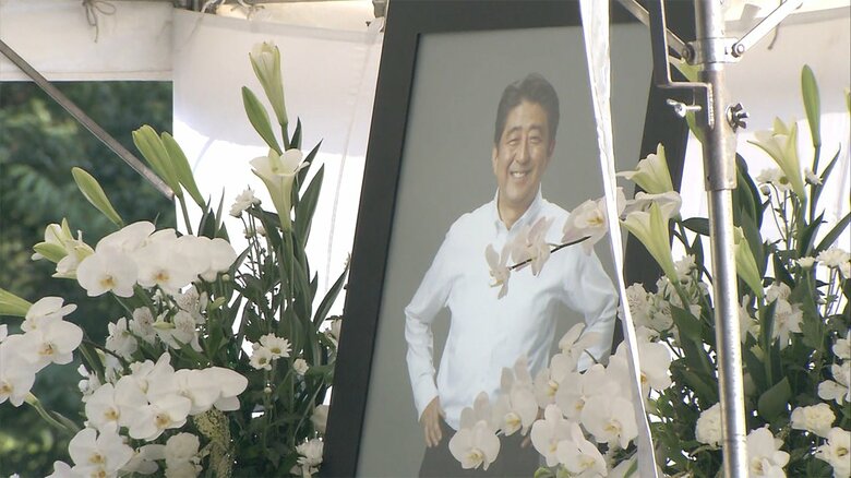 安倍元首相の通夜が営まれた東京・増上寺には、一般の弔問客用の献花台も設置され、多くの人が訪れた（7月11日）