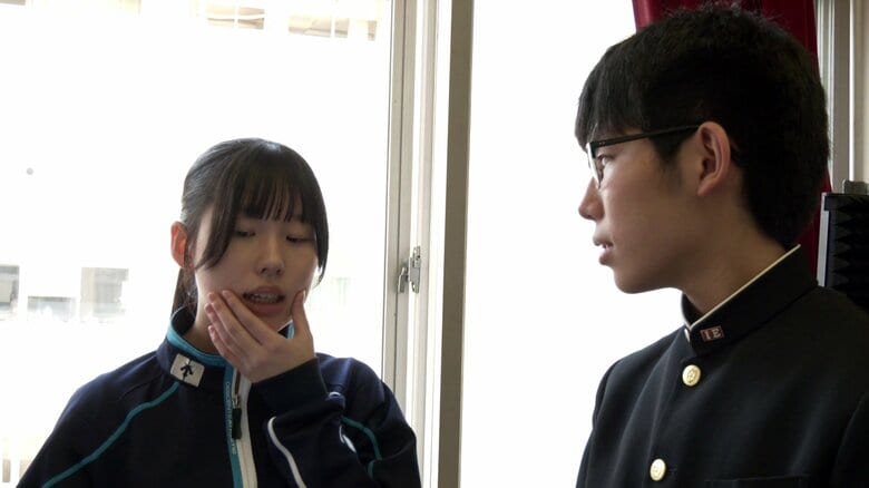 先輩から指導を受ける佐藤さん（右）